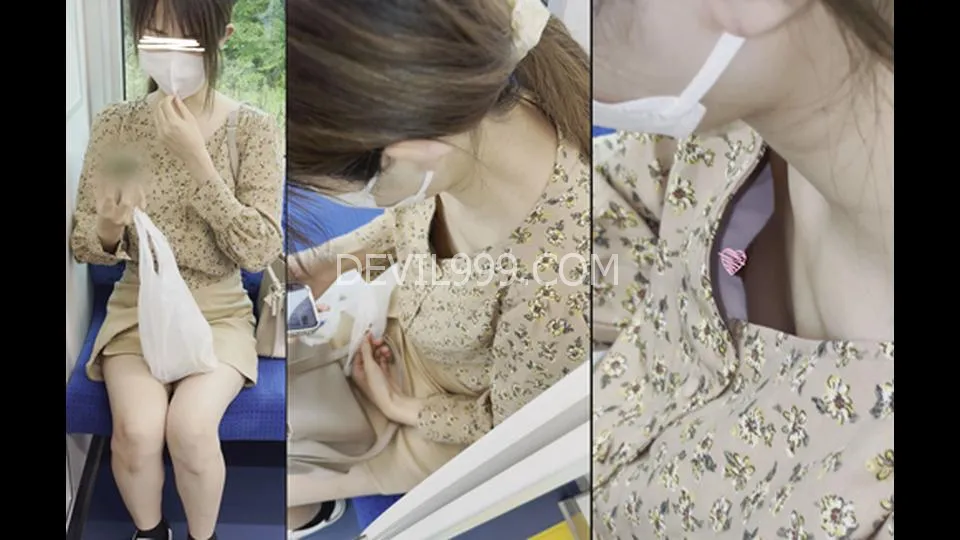 [電車胸チラ]傘を拾おうと屈んだ瞬間、勃起乳首とおっぱいが見えました