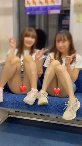 JD盗撮日記21 あの超仲良し二人組が私服で登場！ペアルックミニスカデニムJDを電車内とトイレ内で盗撮【※完全主観27分超撮影】