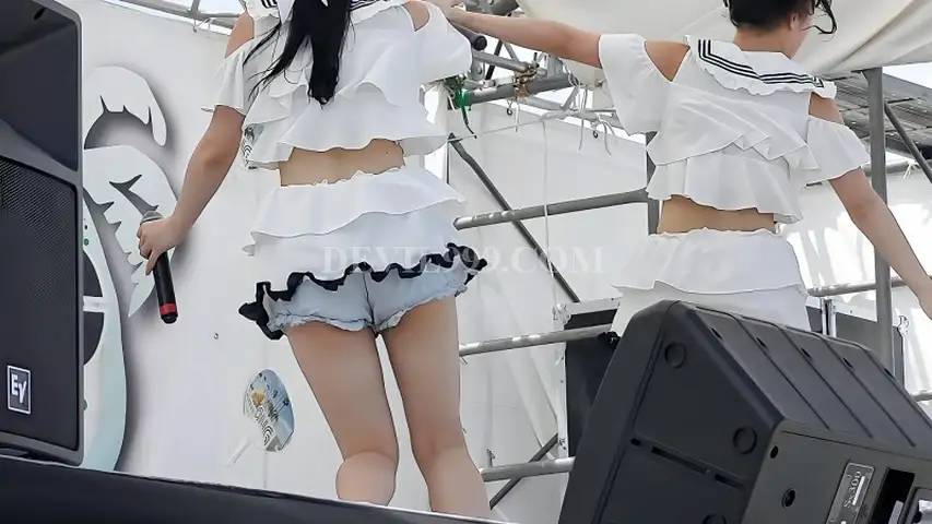 ビーチサイドの歌姫たち＃003：【4K動画】ローアングルで見せパン激写！！