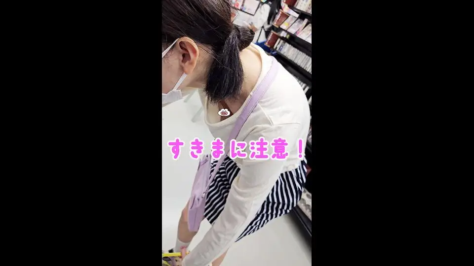 ブラじゃなくてキャミを着てたから隙間から乳首が見えてしまった細い女子