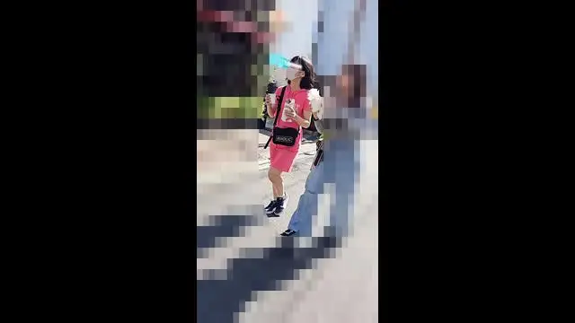 ケバブでお母さんと待っている間にワンピース内盗撮！