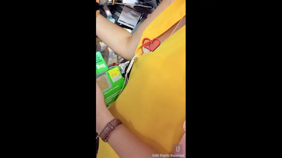【胸チラ】登山ガールの乳輪チラ