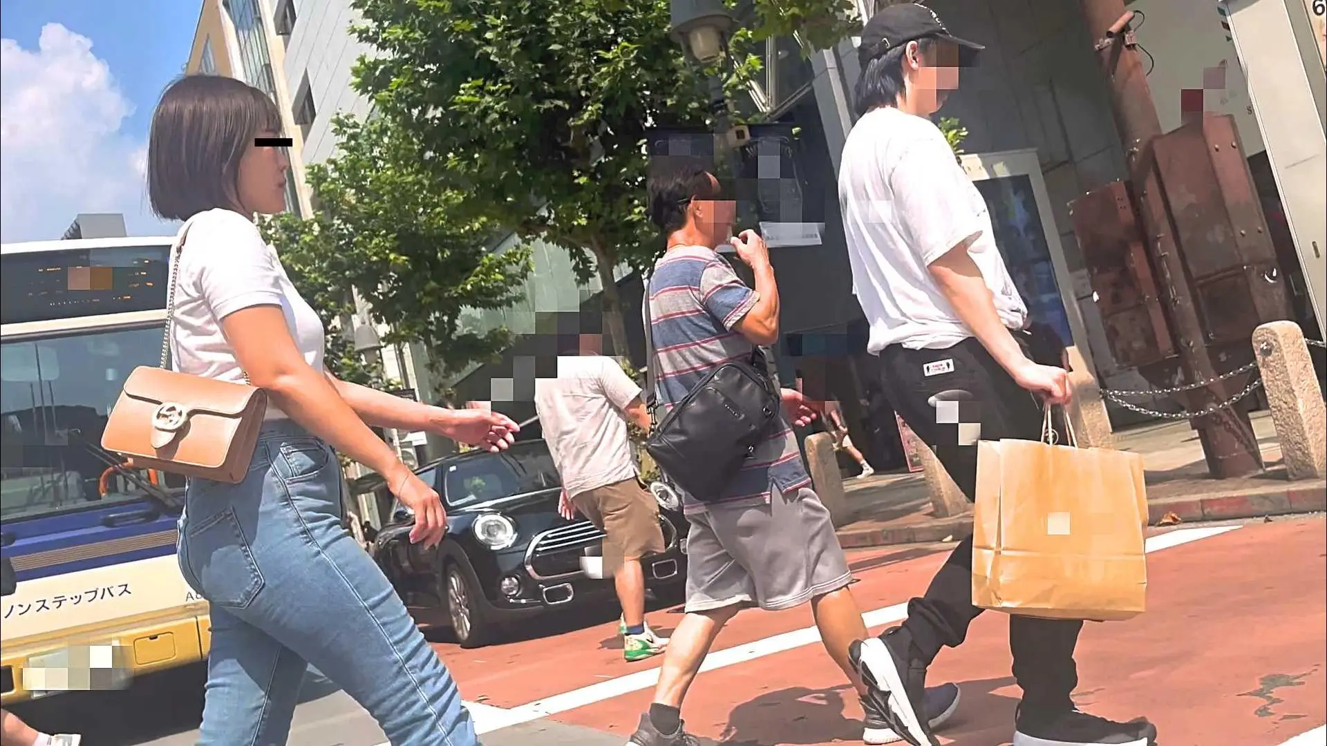 ワガママ小娘の美乳＋エロ尻！王道スキニーデニムで潤い抜群の美尻をムニュらせ年上♂を誘惑！ 下品な女子大生 編