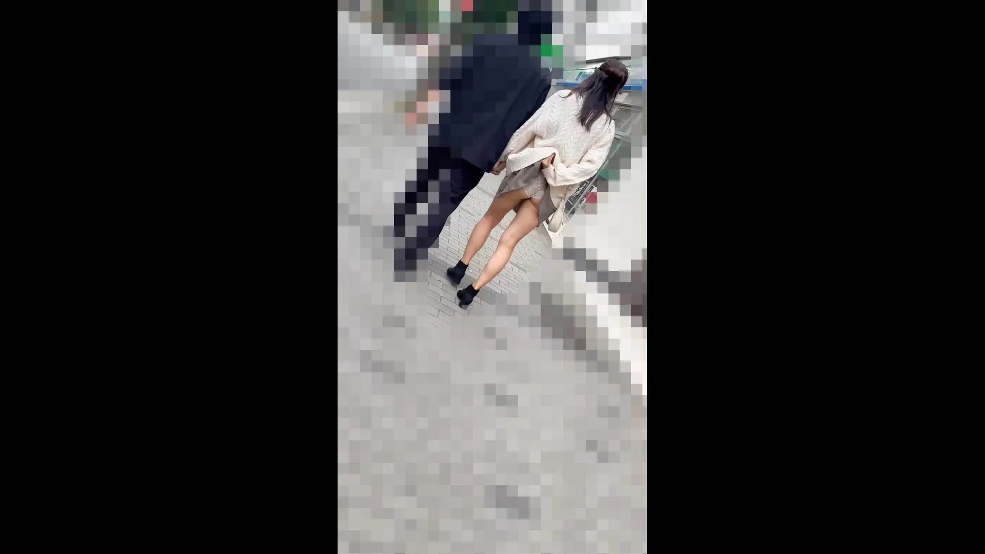 【撮影バレ→見せつけ#9】真横に彼氏が居てもお構いなし？！パンツ見せつけ→お触りサービスまでさせてくれた神お姉さん♡♡