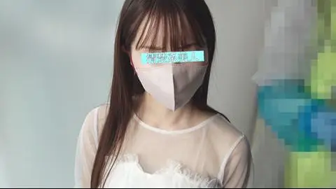[ワクチン接種]ブラ紐無しだから引っ張るだけで乳首が見える…見せたがりの可能性を信じ、決行しました[胸チラ]