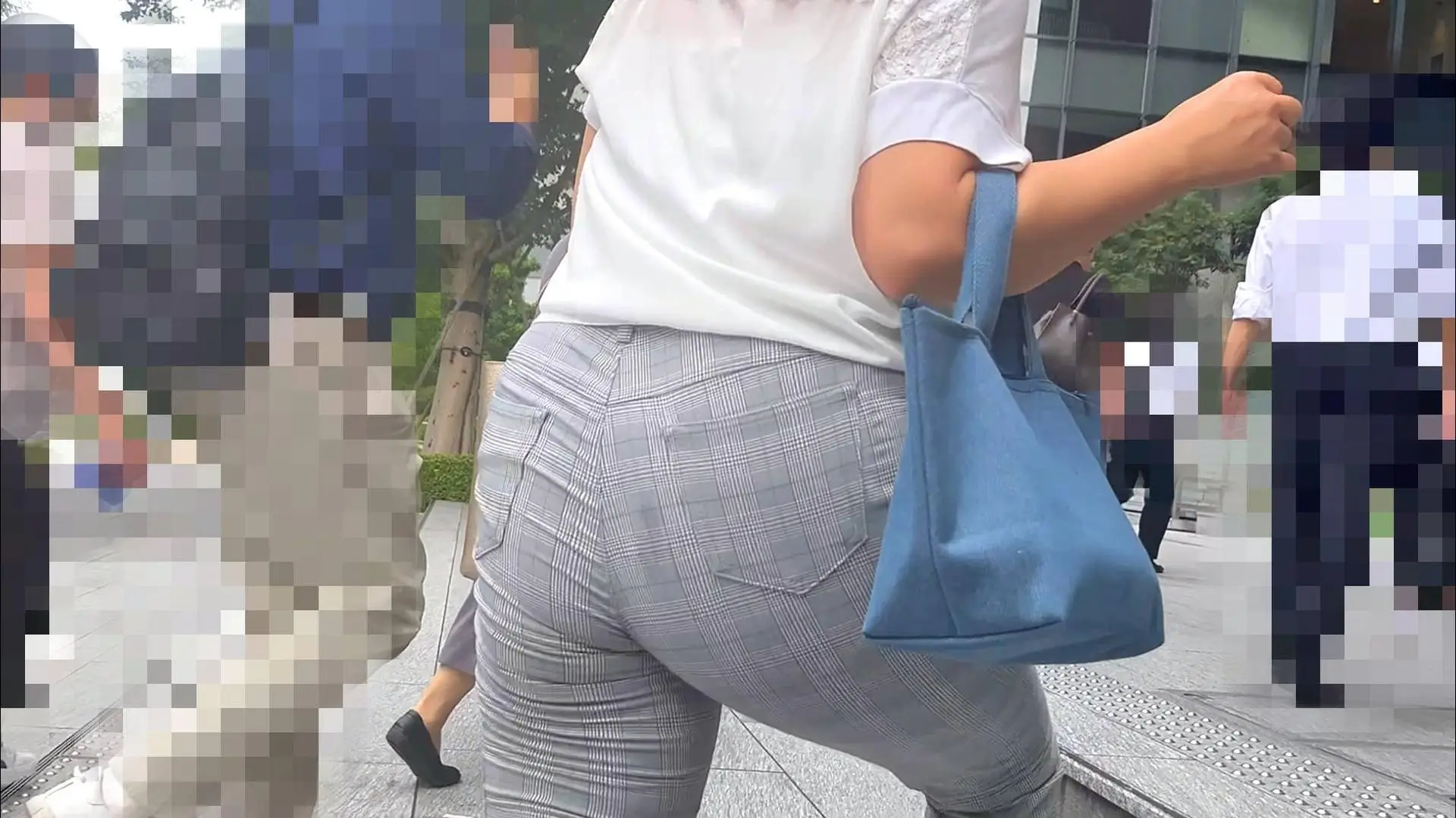 『ムッチリ肉感ボディのパツパツ巨尻ＯＬ』（１名）未公開の秘蔵尻 編