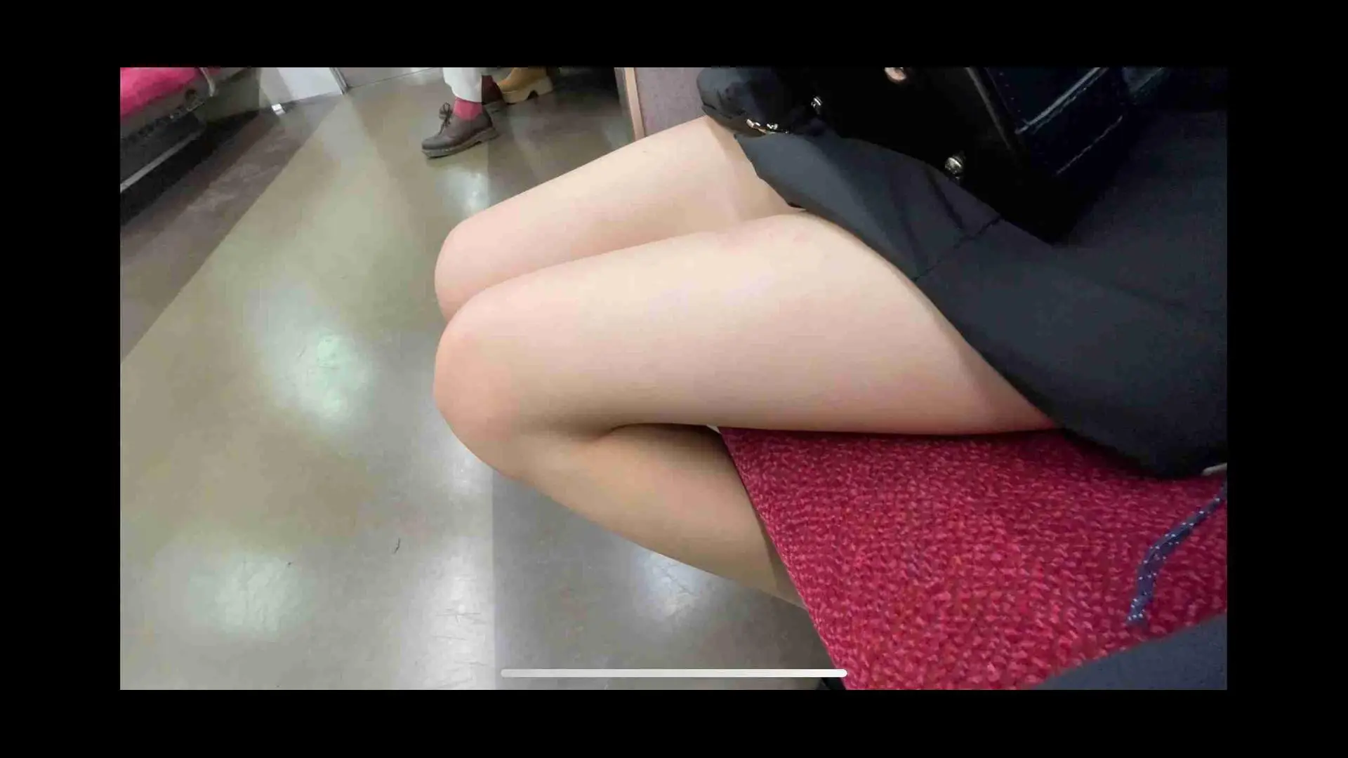 透き通るような色白のまっすぐなスラっと脚発見！