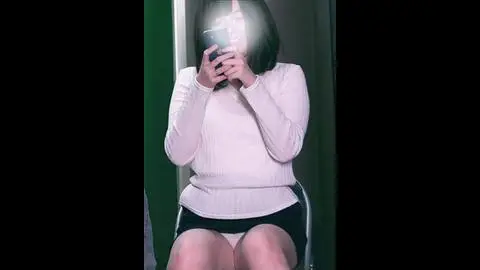 天真爛漫おねえさんのパンティーを隠し撮り！　洋服もパンティも白色だった件