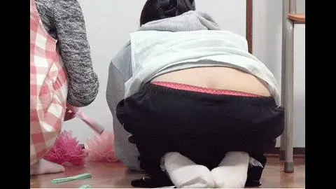 【幼稚園の美人先生盗撮】【ノーブラ無防備乳首＆割れ目が見えそうなしゃがみパンチラ】
