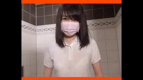 服女子と水鉄砲【1】容赦ない水鉄砲攻撃でビショビショに濡れたシャツ！ピッタリと体に貼り付きブラジャーや素肌が露わに～！？