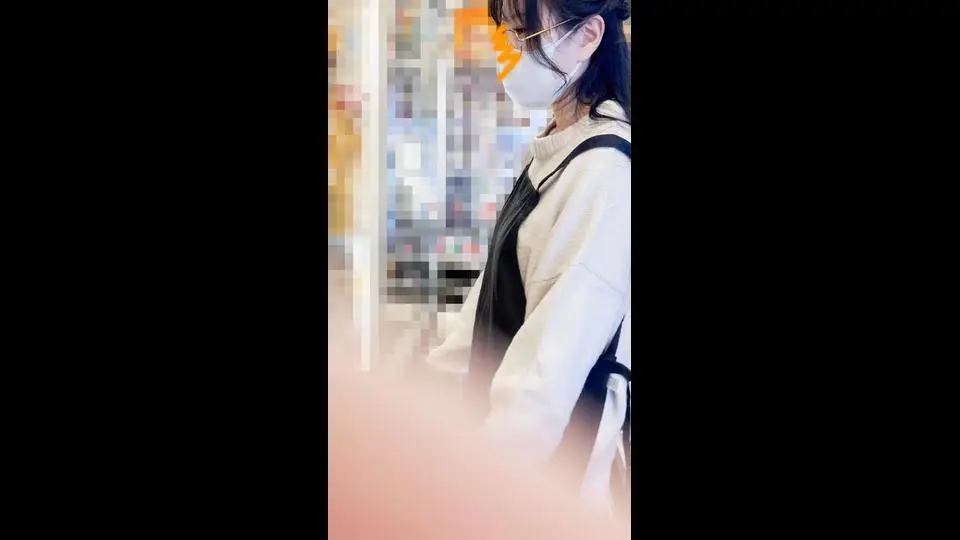 【店員個撮㉜】再び！ツンツン乳首の美術品店員さん/メガネの巨乳店員さん/2名