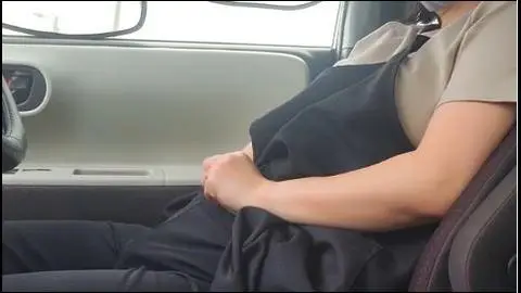 保育園のお迎え、 早く着いちゃってたので そのほんのスキマ時間に、 車の中で…こっそりオナニーしちゃいました💦