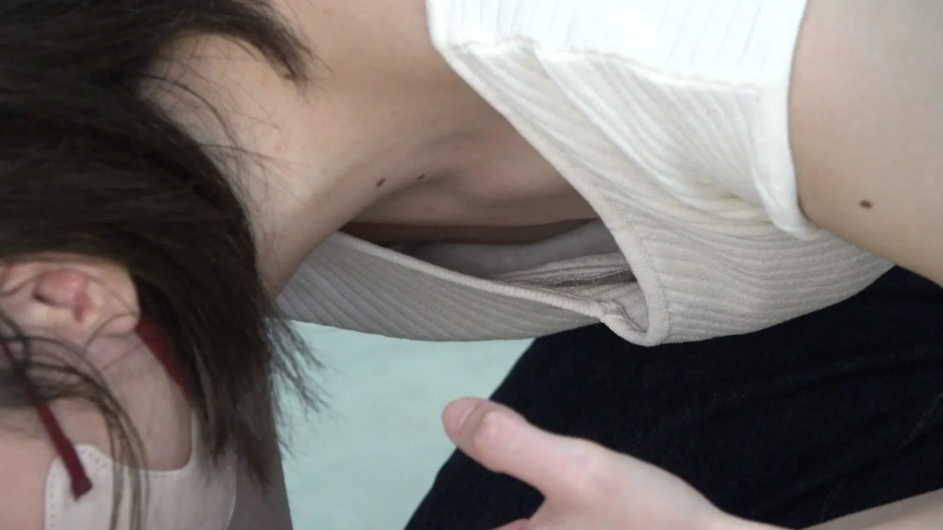 【救命講習/胸チラNo.60】2名。爆乳保育士お姉さん。スレンダーモデル系浮きブラお姉さん。